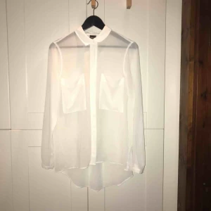  - Vit transparent skjorta i stl. 36 från Gina Tricot 