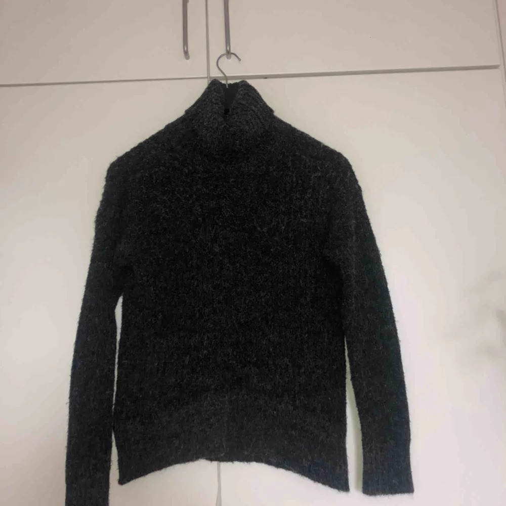 jättemysig stickad tröja i en mörkgrå färg från lager 157. . Hoodies.