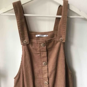  - Supersöt klänning i manchestertyg från Pull & Bear! I superfint skick då den endast blivit använd 1-2 gånger. Fraktar mot porto 🌸