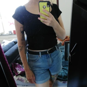  - Magtröja I storlek M men funkar på en S också. Använd ett fåtal gånger. Den är helt svart, inte röd som på andra bilden vet inte vad som hände där. Kan mötas upp i Göteborg, annars står köparen för frakten ✨ 