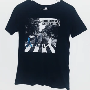  - Skitsnygg the Beatles t-shirt. 