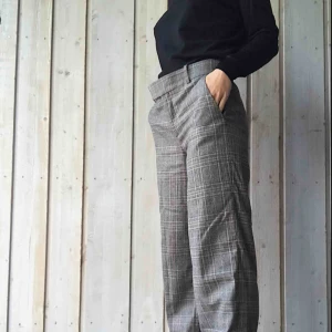  - Köpte dessa förra hösten pga DÖsnygga, men har tyvärr för korta ben för att vilja behålla dom (har klackar på bilden) :( Bild nr 3 visar bäst hur dom ser ut i verkligheten! Nypris: 500