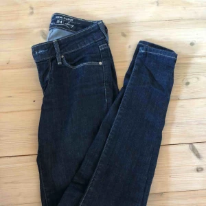  - Helt oanvända levi’s jeans men köpta för 6 år sedan. Modellen heter ”demi curve skinny” strl 24  Frakt tillkommer 