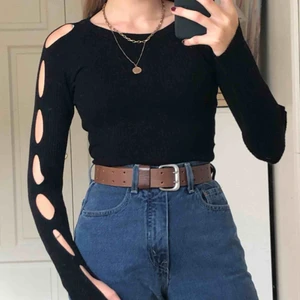  - Svart tröja med hål i armarna