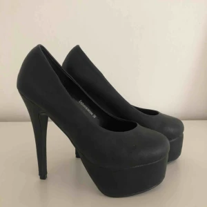  - Helt oanvända galet höga pumps från Nelly. Sjukt snygga men kommer aldrig kunna gå i dom☺️  Prutat och klart, finns inga fler bilder. Kan mötas centralt eller i västerort, postar endast om köpare står för frakt. Först till kvarn⭐️