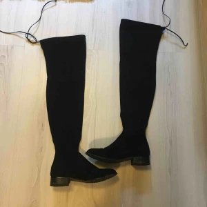 - Snygga overknee stövlar från Stuart Weitzman. Kopior. Toppen kvalité, hållt jätte bra. Ordinarie pris 700kr. Använda ett fåtal gånger. Markerade som storlek 40 men är mera som storlek 39. Lite kortare knyt band på ena men inget som märks. 