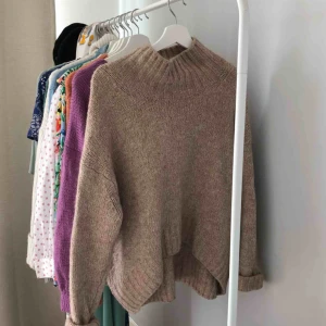  - Mysig stickad tröja perfekt till hösten och vintern. 