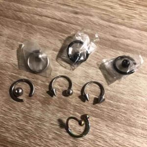  - 100kr för alla + frakt   Stainless steel örhängen i silver, svart och en av de är multicolored 