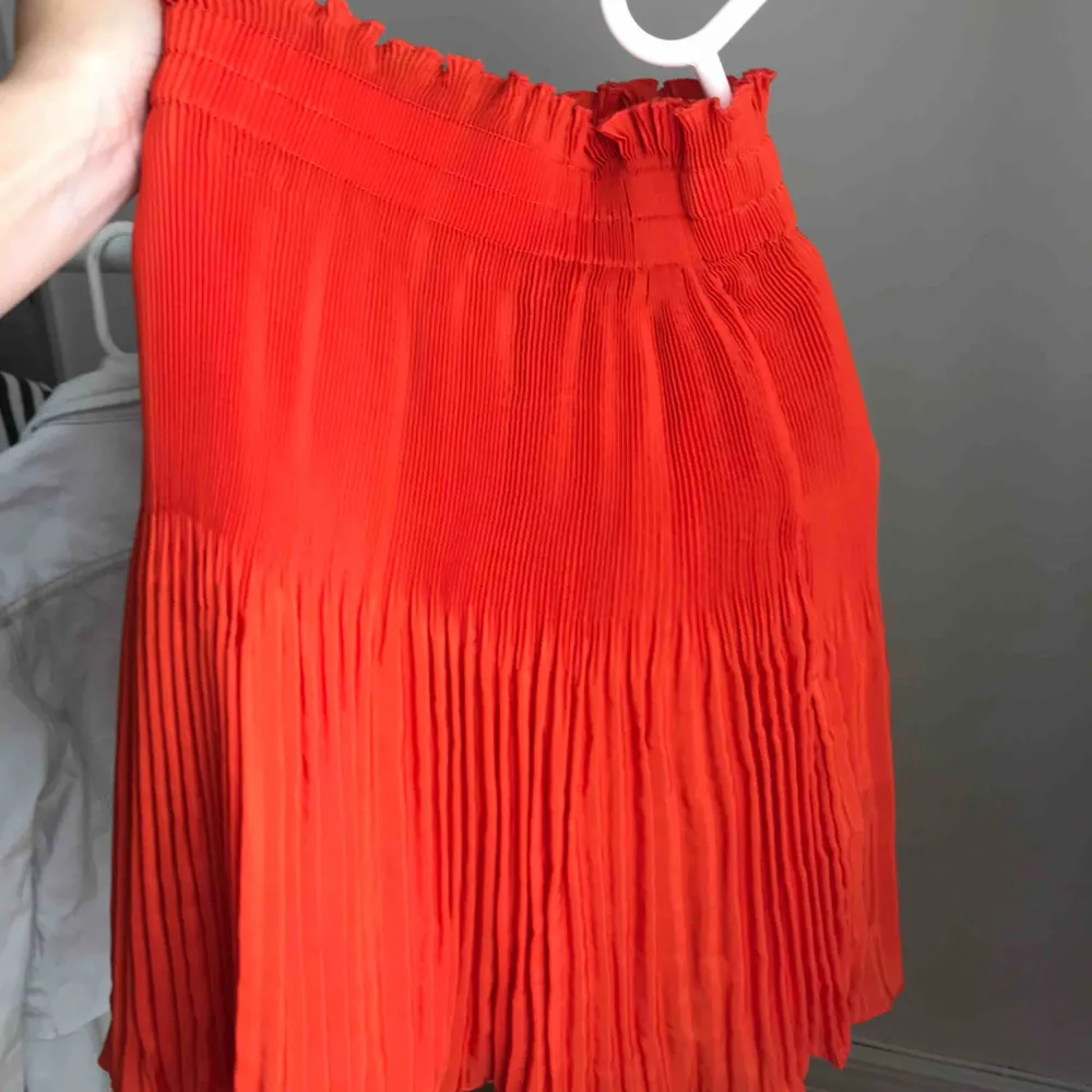Superfin kjol i orange färg från h&m strl 34, aldrig använd . Kjolar.