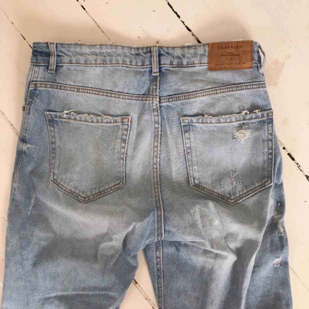 Jag säljer ett par jeans med slitningar på ifrån Zara i storlek 36. Säljer pga att jag har bytt stil. Köparen står för frakten och betalningen sker via swish.☺️🦋. Jeans & Byxor.