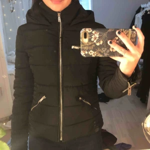  - Supersnygg vinterjacka med (fake)läder detaljer på sidorna från zara! 3 fickor utanpå, samt en innerficka, med dragkedja på. Nyskick förutom en skada på dragkedjan som inte stör om man är försiktig när man drar upp dragkedjan. 🥰🌸 Frakt: 66kr (spårbart)