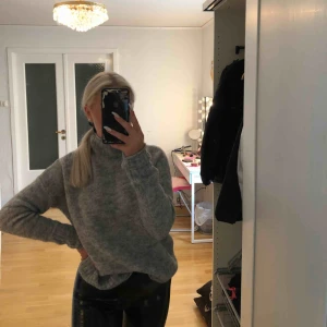  - En grå stickad tröja med polo krage, använt få gånger så den är i bra skick! 