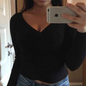  - Snygg svart rändiga mönster tröja!