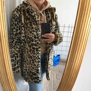  - Snygg fake furjacka i leopardmönster, storlek 40, passar även 38! 