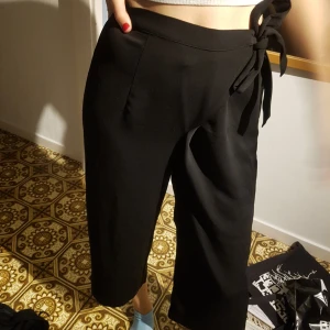  - Culottebyxor med snörning. Frakt ingår i priset🎉