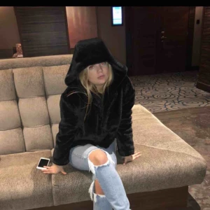  - Säljer världens mjukaste och fluffiga jacka! 😍 Storlek S, passar som XS ( jag är 167 cm lång)  Från Zara i färgen svart!  Kan mötas upp i Stockholm, annars står köparen för frakt!  Köpt i London för 799 kr, säljes för 249 kr!😍