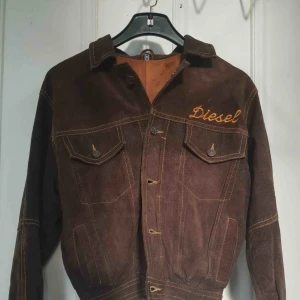  - Skitfräck 80-tals äkta Mockajacka från Diesel! Jackan passar s och xs bättre trots att det står m på första bilden (om man zoomar in). Frakt betalas själv!  Bara till att meddela om ni har frågor!☀️. ( obs! Små nästan osynliga fläckar på ena axeln)