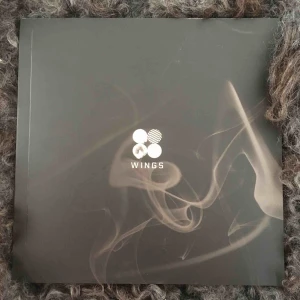  - Gör intressekoll för om någon är intresserad av att köpa ett BTS album (Wings). Inga repor på CDn och album boken är Jungkook x RM., G. Photocard av Suga finns. Ställ gärna frågor om du har några eller ge bud på vad du är villig att betala! 