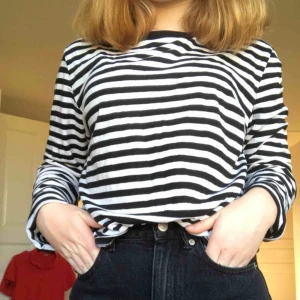  - Randig tröja från Monki, använd 1 gång och väldigt mjuk, så i väldigt bra skick. Köparen betalar frakt.