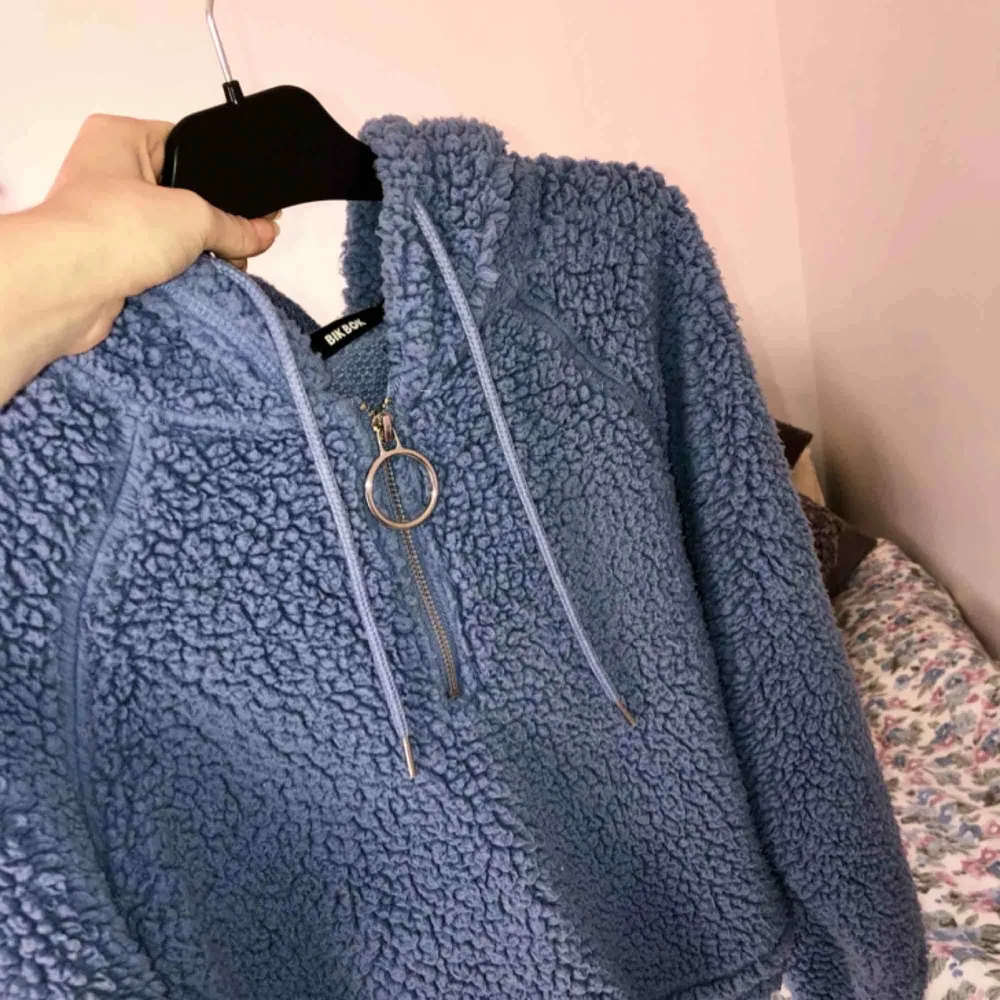 Mysig blå ”hoodie” från BikBok, köpt för ungefär ett halvår sedan. Använd 1-2 ggr. Säljes för är inte min stil. ❤️❤️❤️🤪 Betalas med SWISH och frakt tillkommer. //R. Hoodies.