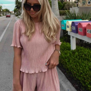  - Superfint rosa set från hannalicious. Använd ett fåtal gånger. Storlek m men passar även S. Shortsen har stretch i midjan. Lite sönder där bak vid knappen men det går lätt att fixa.