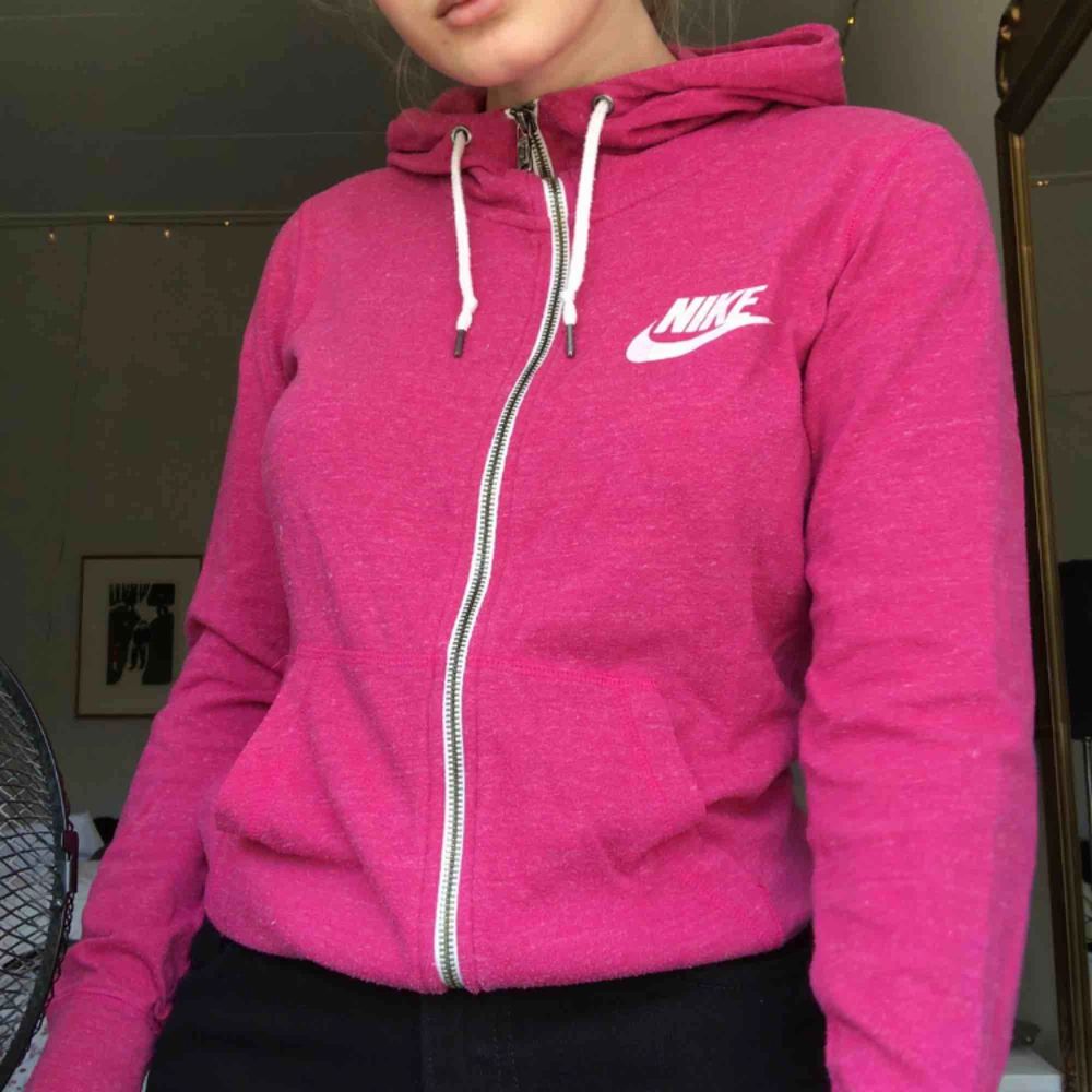 Rosa Nike hoodie i tunt material. Köparen stå för frakt💖. Huvtröjor & Träningströjor.