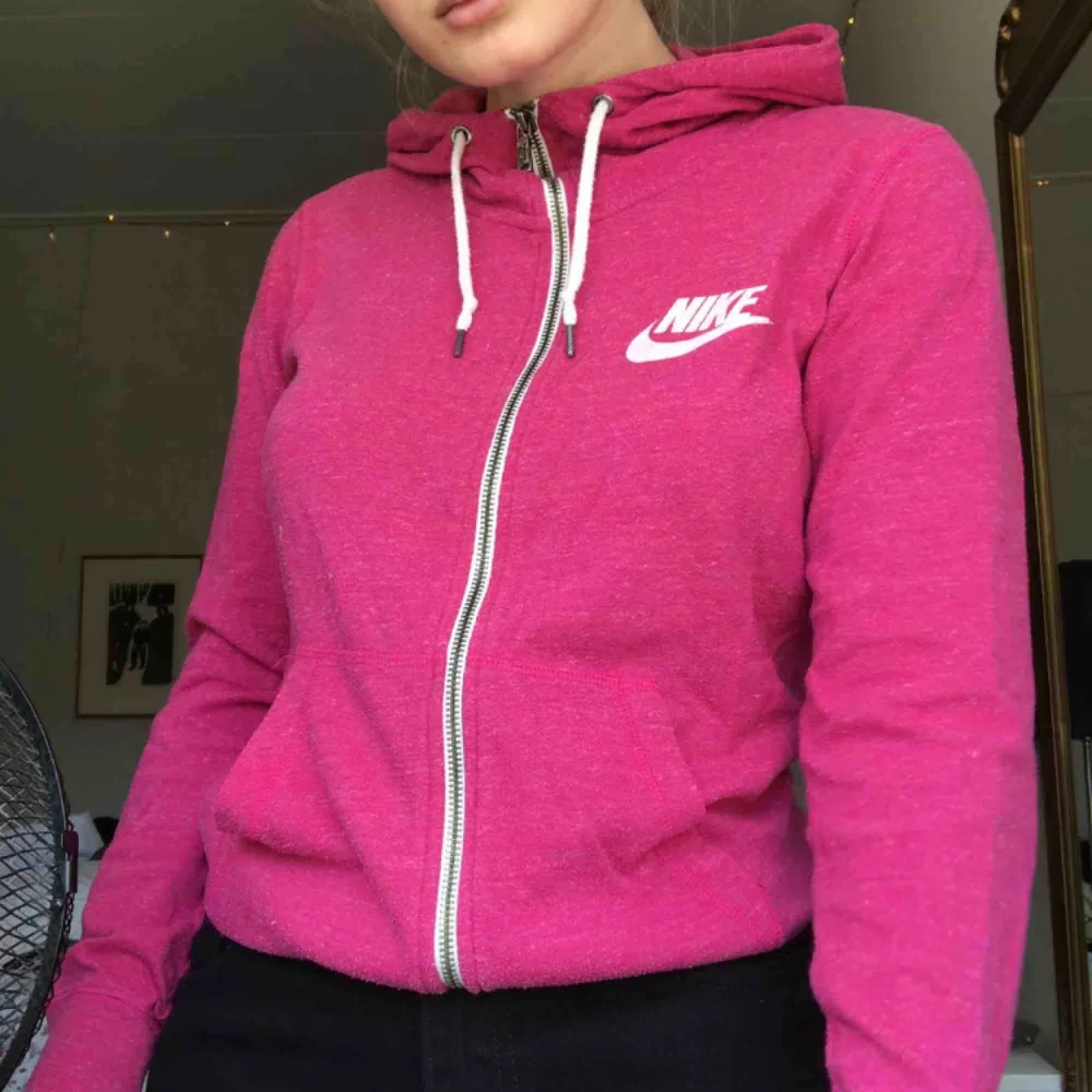 Rosa Nike hoodie i tunt material. Köparen stå för frakt💖. Hoodies.