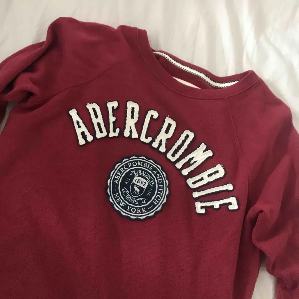 Vinröd tröja från Abercrombie and Fitch, storlek m. Tröjor & Koftor.