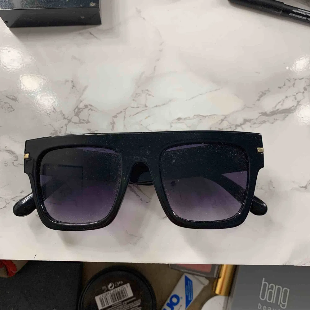 Ett par coola solglasögon ifrån River Island. Köpte de för 250:- och har knappt använts då jag inte passar i dem (spontanköpte dem). Köparen betalar halva frakten!. Accessoarer.