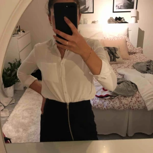  - Skjorta från H&M. Använt flera gånger. Köparen står för frakten 