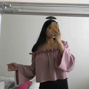  - Snygg top från Nelly i smutsrosa💓 passat bra till allting🥰 väldigt stretchig så passar XS-M Frakt tillkommer
