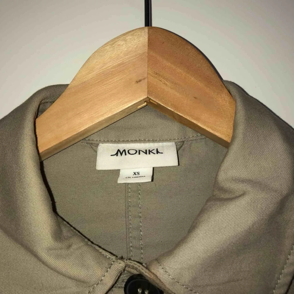 Beige jacka från MONKI med stora knappar i storlek XS. Använd fåtal gånger  Nypris: 450kr. Jackor.