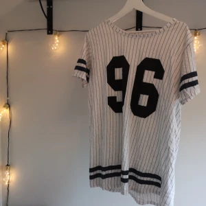  - Lång tshirt från Vero moda! Använd som oversize tshirt till mig som vanligtvis är en strl S, och skulle nog kunna passa allt från XS-Large beroende på vilken passform man vill ha 😊