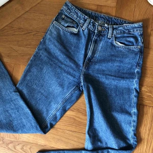  - Weekday voyage I storlek 25 längd 26, perfekt skick använda endast några gånger.   Kan mötas upp i Stockholms innerstad eller skicka, pris exkl frakt ✨🌸