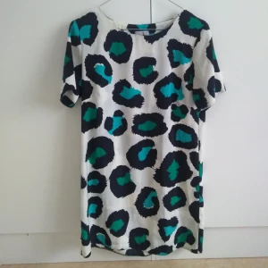  - Längre topp, funkar också som klänning. Använd 1 gång. 