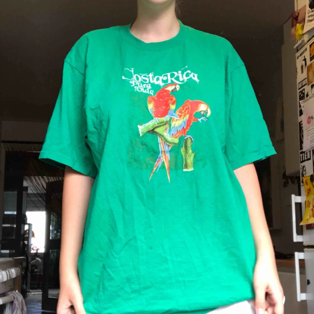 Snygg t-shirt köpt på secondhand. Köparen står för frakten💕. T-shirts.