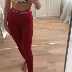  - Stronger tights i vinröd färg. I bra skick och de finns inte att köpa längre, säljer då de är för små för mig. Buda gärna :) Frakt: 60kr  💕🌸✨