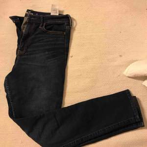 Hollister jeans i nyskick, modellen high rise super skinny (MYCKET stretch) endast använda typ två gånger men säljer pga för stora för mig. Stl W: 29 L:30 Nypris: ca 700kr