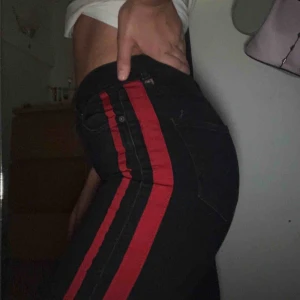  - Jag säljer dessa snygga jeans som tyvärr inte längre används! Frakt tillkommer✨