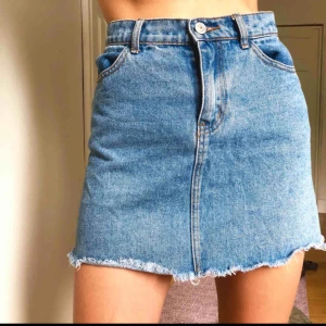  - Jeanskjol från brandy melville. Passar nog XS också! Säljer pågrund utav att den är för liten för mig. Hör av dig vid frågor ✨✨