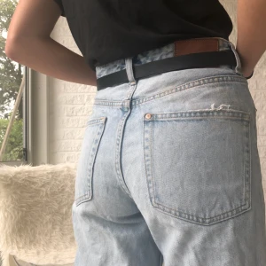  - H&m jeans i modellen straight fit