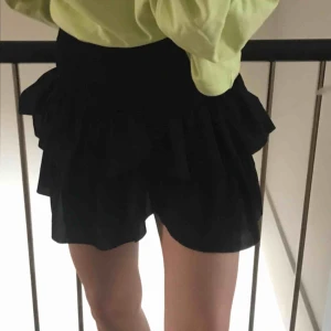  - En svart volang kjol från märket neo noir, säljer för att den inte alls har kommit till användning har använt den 1 gång, köpte den för 400kr, så känner att den kan komma till bättre användning. Skriv på meddelanden om du vill ha fler bilder ✨✨