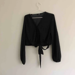  - Svart blus från BikBok som är använd ett fåtal gånger. Den är lätt genomskinlig och har som prickar på sig. Skriv för mer info/bilder, frakt tillkommer.