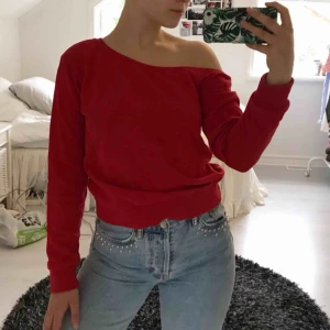  - Klarröd off shoulder sweatshirt från NA-KD, frakt ingår i priset :)