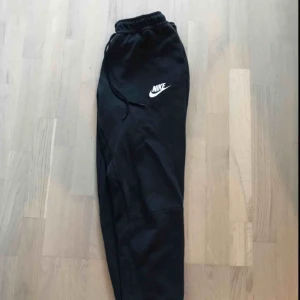  - Sweatpants från nike Text runt insidan av midjan Stl M