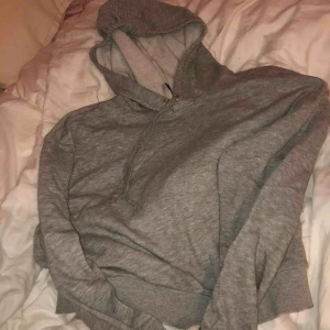  - Croppad hoodie från hm! Passar xs och s beroende på hur man vill att den ska sitta! Sparsamt använt och jätte fint skick, pris kan diskuteras så skriv privat