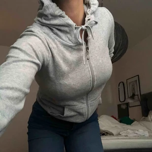  - Ljusgrå Mjukis kofta i bra skick.