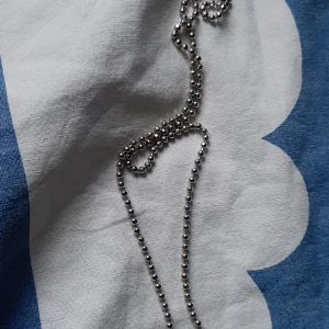  - Silver kedja. Säljer då jag redan har många silver kedja. Fint att hänga på en berlock men också fint utan. Jag bjuder på frakten. 