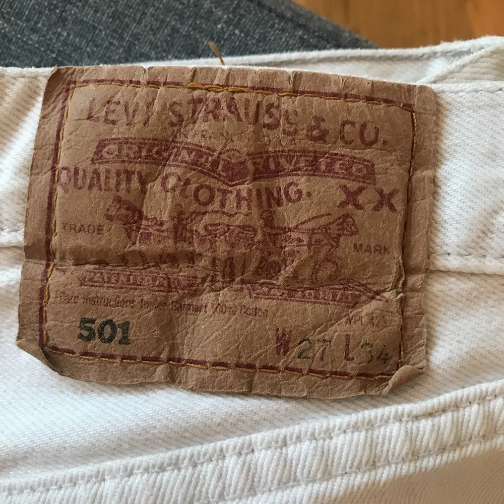 Säljer dessa fantastiskt fina Levis jeans i vitt. Står storlek 27/34. Men de är avklippta till en 32a. Storleken motsvarar en liten XS.   Fraktkostnad tillkommer. Jeans & Byxor.