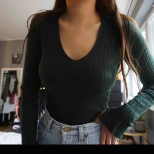  - Ribbad grön långärmad tröja i storlek S. 100 kr inklusive frakt. 